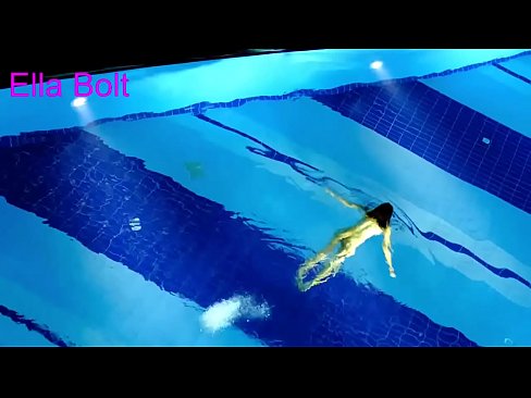 ❤️ Non podo deixar de mirar, unha moza loira que é sorprendida nadando espida na piscina do resort ELLA BOLT ☑ Porno vk na pornografía gl.onetubes.top ❌️